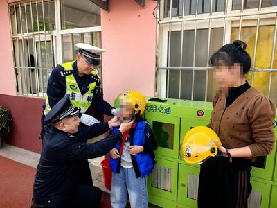 “小头盔”撬动“大安全”，交通安全意识逐渐成了家长们的“行为自觉”！