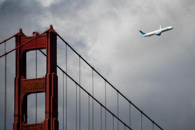 美联航客机巡航途中风挡破裂，或因撞上气象气球