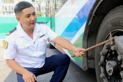 十米車廂的暖心風景！青島公交駕駛員為行動不便老人開啟“安心模式”