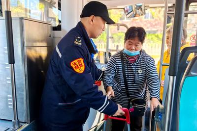 “慢节奏”与“适老化”：从青岛巴士“全国敬老文明号”看城市服务温度