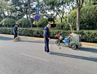 城阳巴士“诚载美好·萤火之光”志愿者为环卫工人送节日温暖