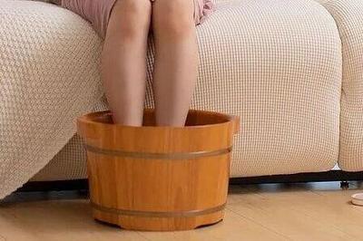 降温后，中医为何建议“少洗澡、多泡脚”？