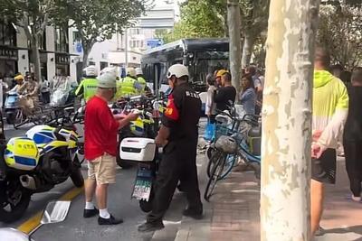 男子故意多次急刹致公交车撞树两乘客受伤，上海警方：拘留！