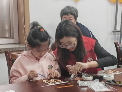 巧手编织风铃，童心点亮周末！仙游路社区联合青科大志愿者团队举办公益课堂