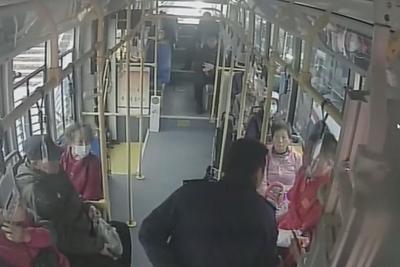 无声的搀扶，有声的赞誉：青岛巴士司机被旁观乘客致电表扬