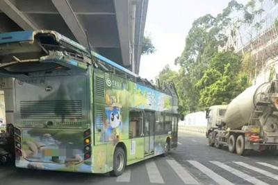 深圳一辆双层公交车剐蹭高架桥，巴士集团通报