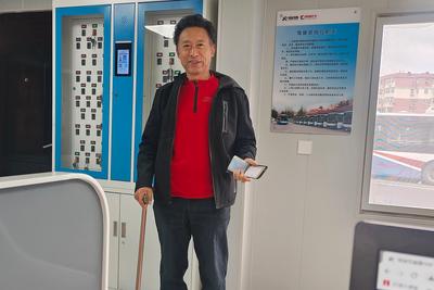 青岛巴士司机拾金不昧，珍贵钱包完璧归赵