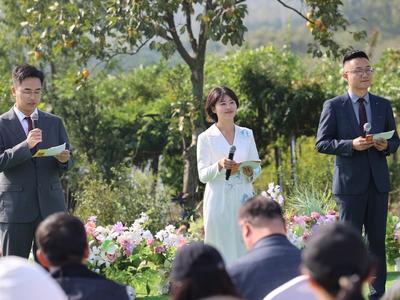 靈龜湖畔唱響青春！西海岸大學生把演唱會開進山水畫里