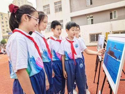 與榜樣同行 為祖國獻禮，青島萊蕪一路小學舉辦2025年喜迎國慶活動