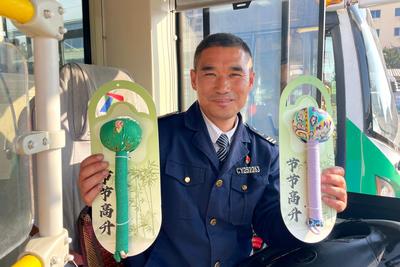 暖心扶手套+养生艾草锤，青岛这辆敬老巴士满载重阳温情