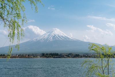 日本富士山“初冠雪”今年又迟到