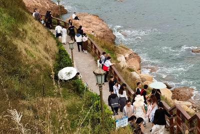 假日的燕岛山，游人踏歌山海间