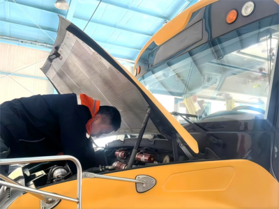 护航学子安全出行路！青岛校车开展“一车一策”精细维保