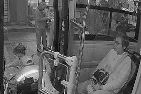 青岛巴士接连上演暖心“接力抱”：司机乘客合力搬抬婴儿车获赞