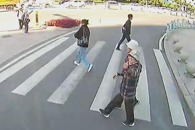 青岛巴士驾驶员善行义举不断，十米车厢变身文明窗口