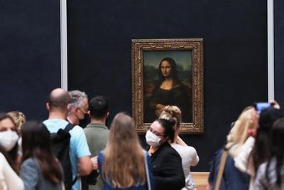 法国检方确认卢浮宫抢劫案嫌疑人被捕