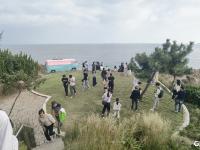 假日的燕岛山，游人踏歌山海间