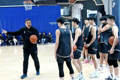 青岛国信海天篮球俱乐部青训总监徐长锁因病去世，杨瀚森发文缅怀恩师