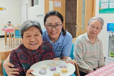 中秋将至，青岛这家养老院里九旬老人DIY冰皮月饼