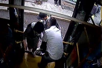 遇事上前搭把手！青島巴士駕駛員暖心善舉傳遞城市文明