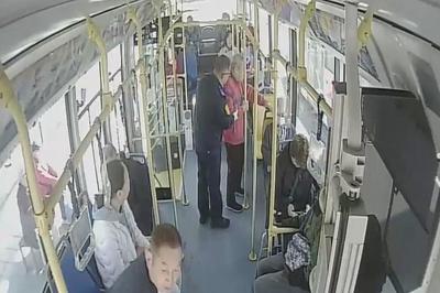 十米车厢流淌文明之风！青岛巴士以细微善举绘就敬老底色