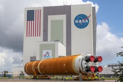 美载人绕月任务飞船完成与火箭对接