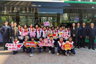 一缕茱萸香、满车敬老情！青岛“敬老文明号”打造“重阳暖心巴士”