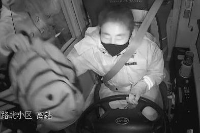 6000元现金物归原主，青岛巴士再次上演拾金不昧暖心场景