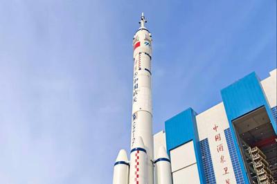 神舟二十一号船箭组合体转运至发射区，近日择机实施发射
