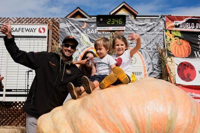 美国男子种出超1吨重的南瓜，赢得两万美元奖金