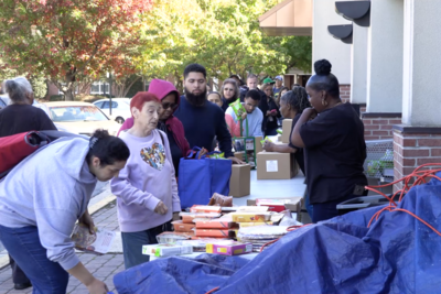 美政府“停摆”三周整，食品救济摊位前排起长队