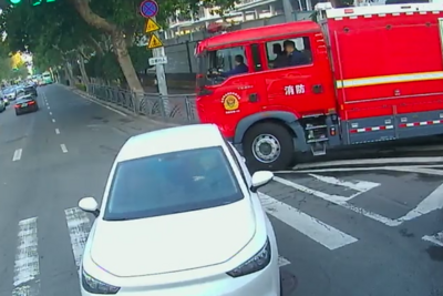 消防車、救護車……青島巴士駕駛員爭分奪秒讓出救援通道