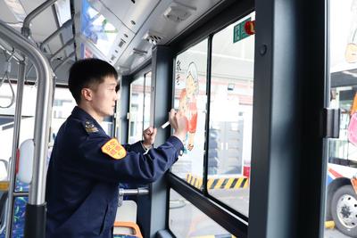 一张便签里藏着服务温度！青岛巴士“夜公交”驾驶员手绘敬老车厢