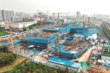 日“扎”鋼筋上百噸，沖刺年底全封頂，嶗山區人民醫院項目假期加緊作業