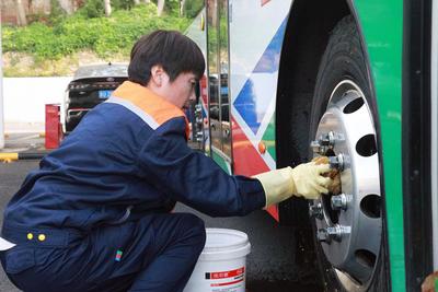 青岛巴士保洁大比武，20分钟一辆公交车焕然一新