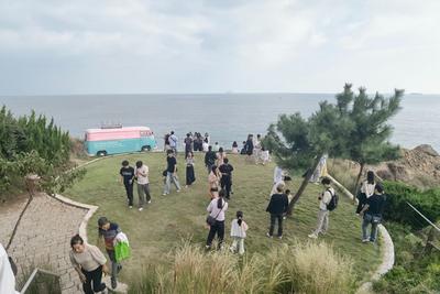 假日的燕岛山，游人踏歌山海间
