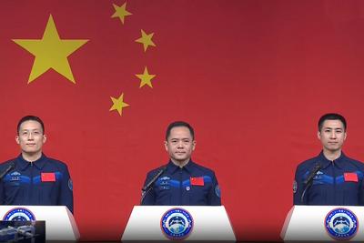 亮相！神二十一乘组与中外媒体记者集体见面