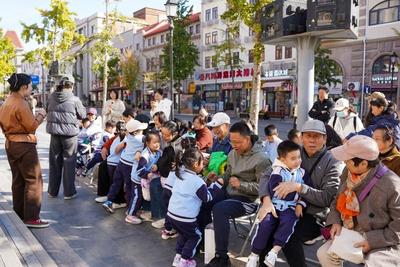 老幼共寻青岛记忆，青岛市南区栖霞路幼儿园开展重阳节红色研学活动