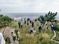 假日的燕岛山，游人踏歌山海间