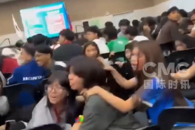 视频丨直击菲律宾7.4级强震瞬间：天花板砸落，民众蹲地避险