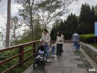 假日的燕岛山，游人踏歌山海间