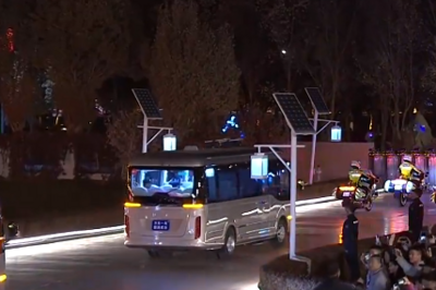 礼宾摩托车队护卫！神二十一航天员乘车前往发射场