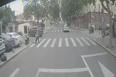 秋日里的温暖守护！青岛巴士驾驶员暖心举动擦亮城市名片