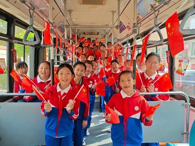 童心绘就爱国情！青岛公交满载祝福驶向全城