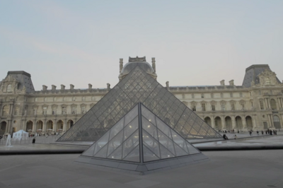 卢浮宫一件被盗珠宝已找回：劫匪掉半路了