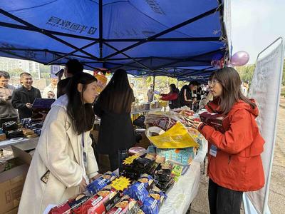 校友携手话未来，青大校友市集热闹开市