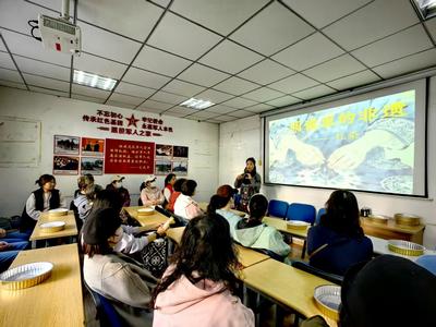 让非遗走进居民日常生活！逍遥社区开展“指尖生花·布染芳华”植物扎染活动
