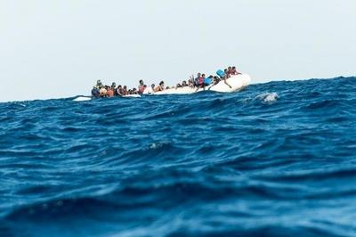 一艘偷渡船在突尼斯东部海域沉没，约40人死亡