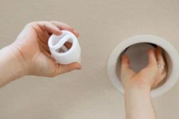 “上门换了俩灯泡，就要收费240元？”家电维修市场乱象调查