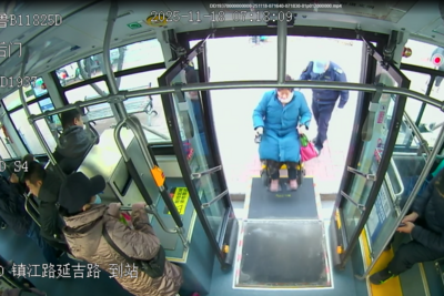 青岛街头暖心一幕：夜色中有人心脏骤停，这群“热心肠”紧急救助